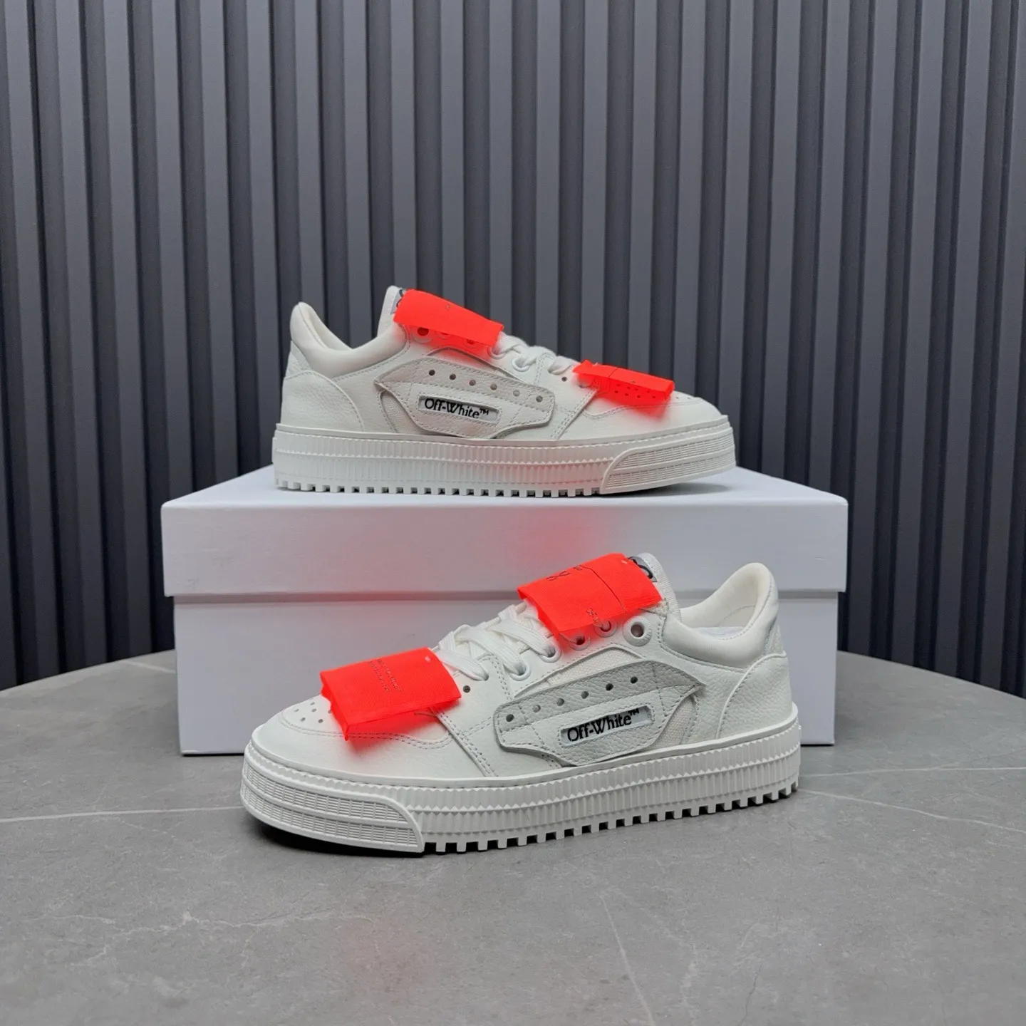 Men's shoes💰680 OFF WHITE ⚡️Couple style⚡️The latest spring style street casual shoes, released with the highest quality version on the market👊Series original mold opening, original lasting, production technology 1:1 original version➰🔜The best choice for more and more celebrities and Internet celebrities🔸In the classics Changes in the code🔸Innovate in the trend🔸Strive to break away from the shackles of bad street design🔝Although he is not the originator of fashion design, he is definitely a shining dark horse in avant-garde design🐴🆙Do not follow the trend🔅Not universal beauty🔅 Fabric💯First-layer cowhide Lining💯Imported skin-friendly and environmentally friendly polyester mesh Foot pads💯Original molded high-elastic environmentally friendly molding pads Midsole💯Made with original last-last technology Outsole💯Rubber outsole Packaging💯Official website synchronizes full set of packaging (brand wrapping paper, brand certificate, brand cloth bag) Code numbers 35-44, 45 46 Customized